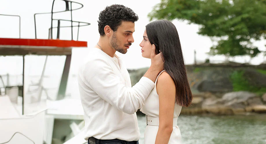 مسلسل عيناك كالبحر الاسود الحلقة 2 الثانية مترجمة