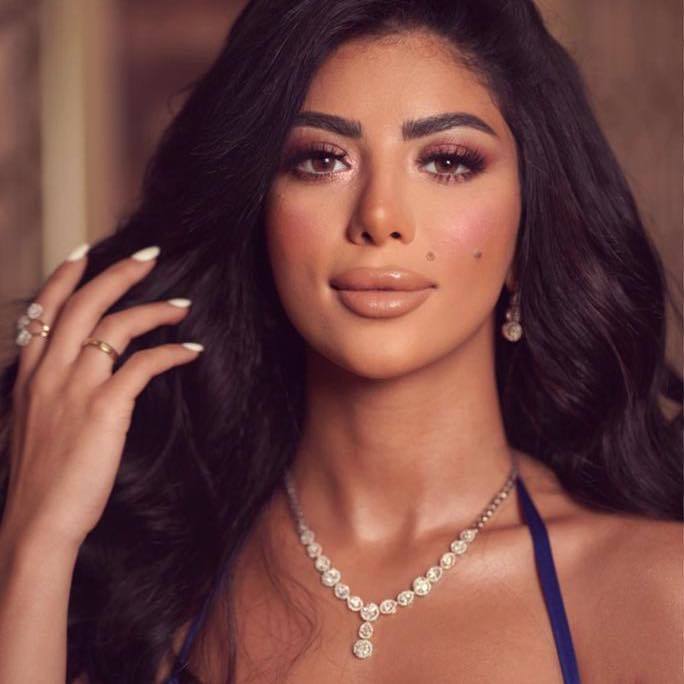 كارولين عزمي